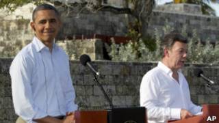 Obama e Juan Manuel Santos em discurso no encerramento da Cúpula das Américas. | Foto: AP