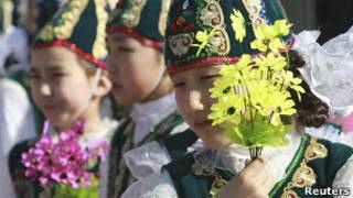 Девушки в национальных нарядах