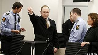 Anders Breivik levanta o punho fechado em sua chegada ao tribunal em Oslo (Reuters)
