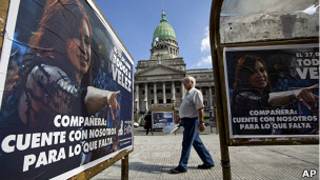 Carteles de apoyo a la presidenta argentina Cristina Fernández