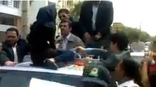 السيدة الإيرانية تحاول اسماع مطالبها لأحمدي نجاد