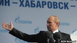 Владимир Путин выступает на церемонии запуска в эксплуатацию первой очереди магистрального газопровода "Сахалин-Хабаровск-Владивосток" 8 сентября 2011 г.