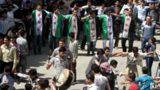 Protesto em Douma, Síria, em foto de sexta-feira (AP)