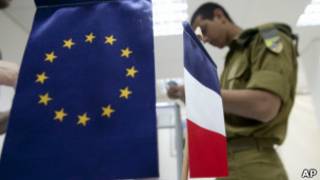 Soldado de nacionalidade francesa vota em consulado em Tel Aviv (AP)
