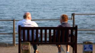 Casal de idosos na cidade de Dorset, na Grã_Bretanha (BBC)