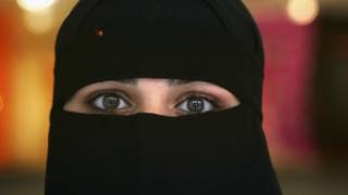 Wata mata Musulma sanye da niqabi