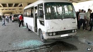 Автобус с выбитыми стеклами