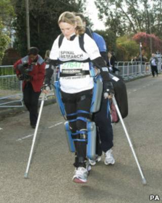 Claire Lomas durante a Maratona de Londres