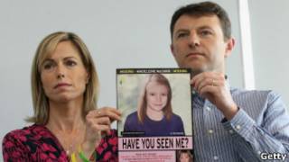 Pais de Madeleine McCann com cartaz de busca pela filha, em coletiva na última quarta-feira (Getty)
