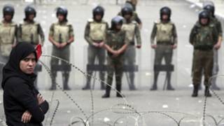 قوات الجيش امام مقر وزارة الدفاع في العباسية اثناء مظاهرات الرابع من مايو