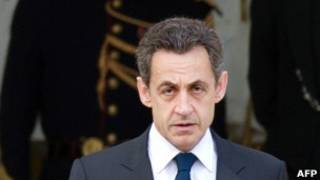 Sarkozy sai de reunião nesta segunda-feira, um dia após ter perdido as eleições (AFP)