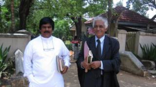 අනුරාධපුර අධිකරණයෙන් පිටතට එන එක්සත් ජාතික පක්ෂ පළාත් සභා මන්ත්රී අනිල් රත්නායක සිය නීතිඥ කරුණාරත්න හේරත් සමග (ඡායාරූපය - අතුල බණ්ඩාර )