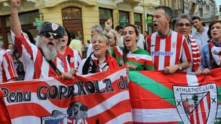 fanáticos del Athletic de Bilbao apoyan a su equipo en Bucarest en víspera de la final de la Liga Europa
