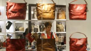 Señora compra carteras en EE.UU.
