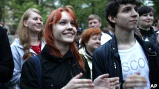 Участники "бессрочных гуляний" оппозиции на Чистых Прудах в Москве 9 мая 2012 г.