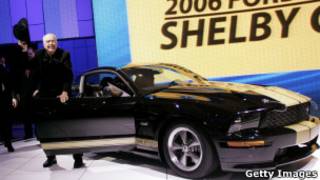 Кэрролл Шелби около спорткара Shelby Mustang