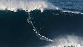 Surfista sobre la ola más grande del mundo
