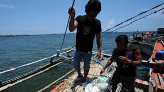 Ngư dân Philippines tại cảng Santa Cruz