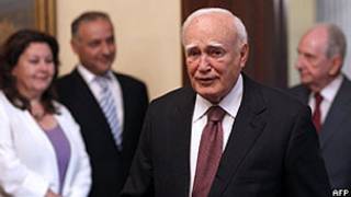 Karolos Papoulias chegando às reuniões deste domingo em Atenas (AFP/Getty)