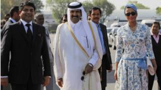 أمير قطر الشيخ حمد بن خليفة آل ثاني وزوجته الشيخة موزة بنت ناصر آل مسند