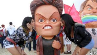 Transexuais beijam boneca de Dilma Rousseff