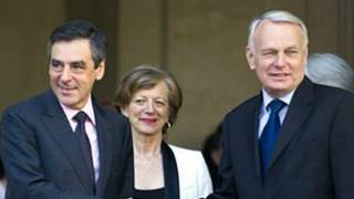 Tân thủ tướng Pháp (phải) Jean-Marc Ayrault chào từ biệt người tiền nhiệm Francois Fillon