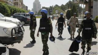 فريق المراقبين يغادر فندقا في دمشق
