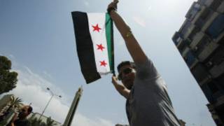 منظاهر يرفع العلم