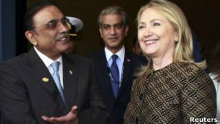 Zardari (esq.) e Hillary Clinton | Foto: Reuters