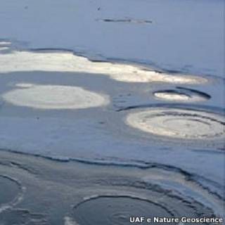 Gás metano sendo expelido no Ártico (Foto: UFA e Nature Geoscience)