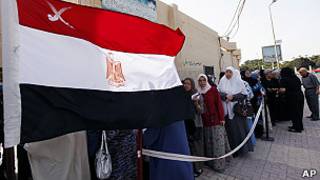 صف من الناخبات