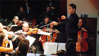 Salazar regendo a orquestra (Foto: Cortesia de José Ángel Salazar)