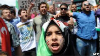 Protesto em frente ao Consulado da Síria em Istambul, na Turquia (AFP)