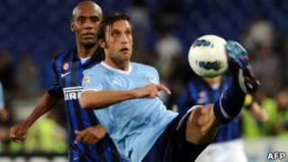 Stefano Mauri, em primeiro plano com a bola, em foto de 13 de maio (AFP)