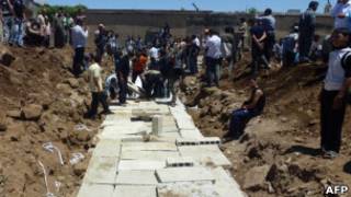 Enterro de vítimas de massacre em Houla (AFP/Getty Images)