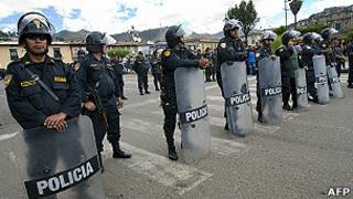 policía peruana custodia una marcha en cajamarca