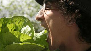 Jesús Ruiz mordiendo un vegetal