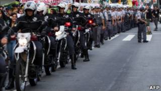 Polícia Militar de São Paulo vigia manifestantes. Foto: France Presse