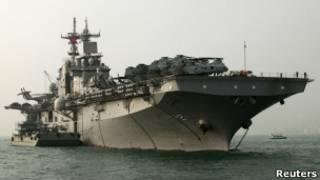 Универсальный десантный корабль ВМС США "Эссекс" в заливе Виктория