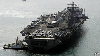 Portaaviones USS Ronald Reagan en el puerto de Busán, Corea del Sur