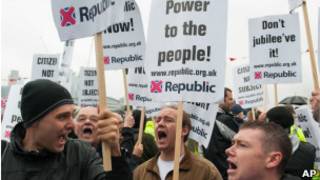 Opositores da monarquia protestam em Londres (AP)