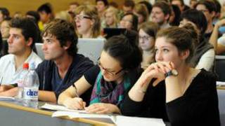 英國大學學費今年秋季開始漲價,申請上大學的英格蘭學生人數減少了10%。