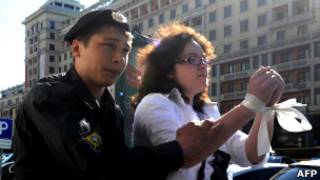 Полицейский задерживает пикетчицу у входа в Госдуму 5 июня 2012 г.