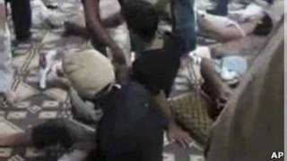 Imagem de vídeo que supostamente mostra sobreviventes do massacre em Hama, na Síria (Foto: AP Photo/Shaam News Network, SNN)