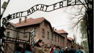 Turistas em Auschwitz (Foto AP/Jockel Finck)