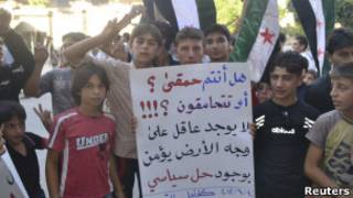 Crianças participam de protesto contra o governo do presidente Bashar al Assad na cidade síria de Kafranbel