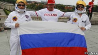 Российские и польские футбольные фаны в Варшаве