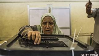 Mulher egípcia deposita voto em urna no Cairo (Getty)