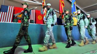Киргизские и американские солдаты в почетном карауле