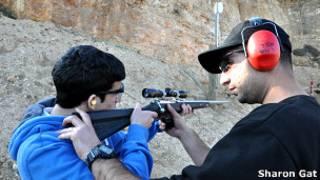 Turista em curso de tiro em Israel | Foto: Sharon Gat